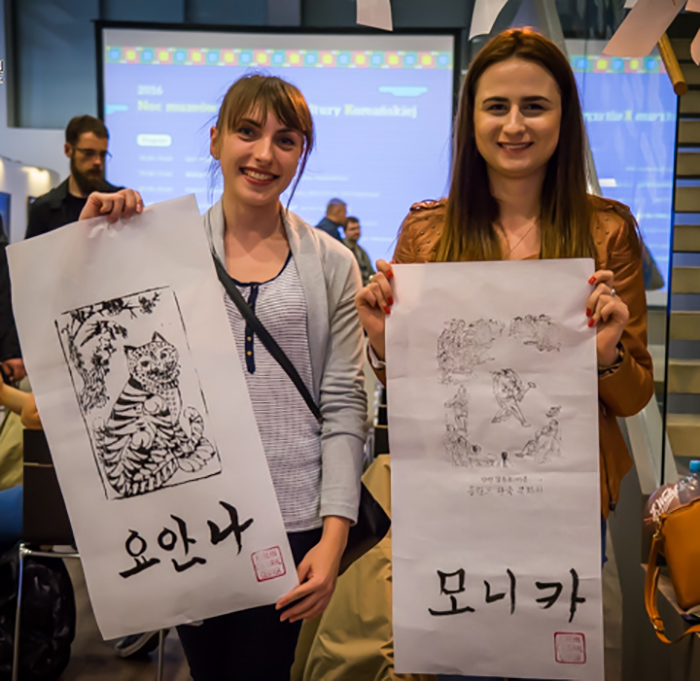 ‘한국 문화의 밤’ 참석자들은 부채만들기(위)와 붓글씨, 판화 찍기(아래)를 체험하며 한국문화와 가까워지는 시간을 가졌다.