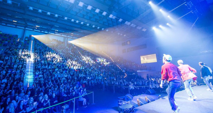 아이돌그룹 샤이니가 4일 체코 프라하에서 열린 케이팝 콘서트에서 열정적인 무대를 선보이고 있다.