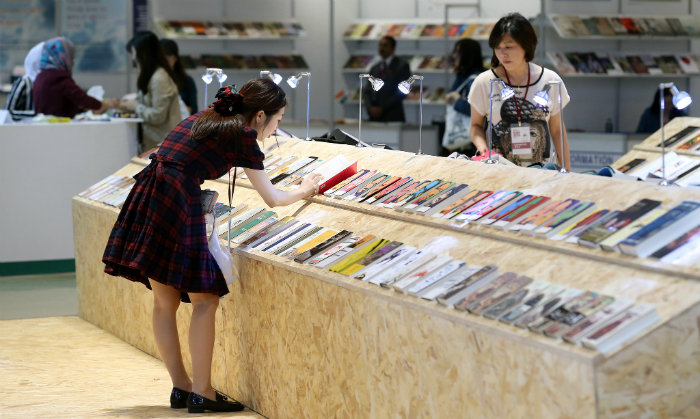 서울 강남구 삼성동 코엑스에서 7일 개막한 서울국제도서전에서 방문객들이 전시된 도서들을 살펴보고 있다.2