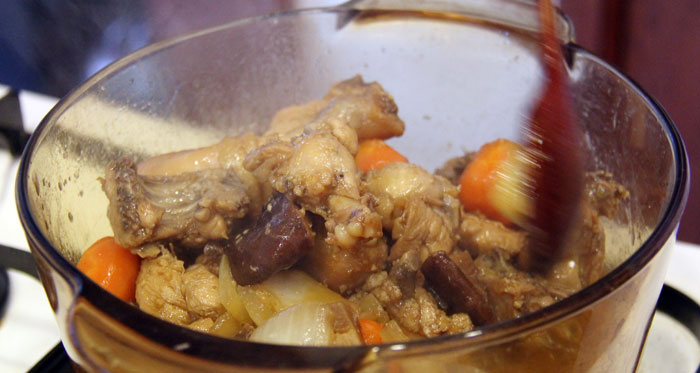 손질한 닭을 냄비에 넣고 양념장과 물을 넣고 끓이다 국물이 자작해지면 표고버섯과 양파를 넣고 5분 정도 더 끓이고 잘 저어준다. 은행을 넣고 국물을 끼얹으며 윤기 나게 3분 정도 졸인다.