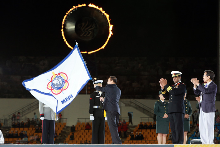 11일 ‘2015 경북문경 세계군인체육대회’폐막식에서 다음 개최지인 중국 우한시 시장이 대회기를 전달받아 흔들고 있다.