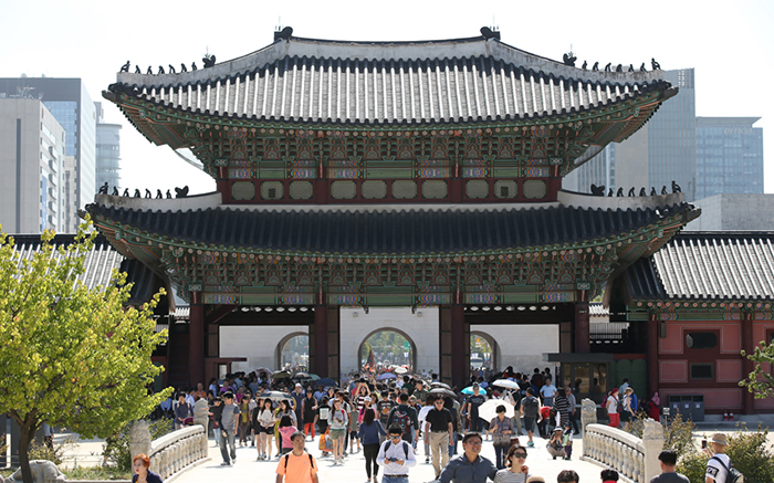 추석 당일인 27일 경복궁은 가족단위 나들이객들과 외국인 관광객들로 이른 시간부터 붐볐다.