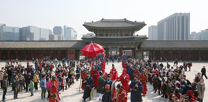 27일 경복궁으로 나들이를 나온 가족들과 외국인 관광객들이 경복궁 근정전(勤政殿) 앞에서 국왕의 행차를 지켜보며 즐거워하고 있다.