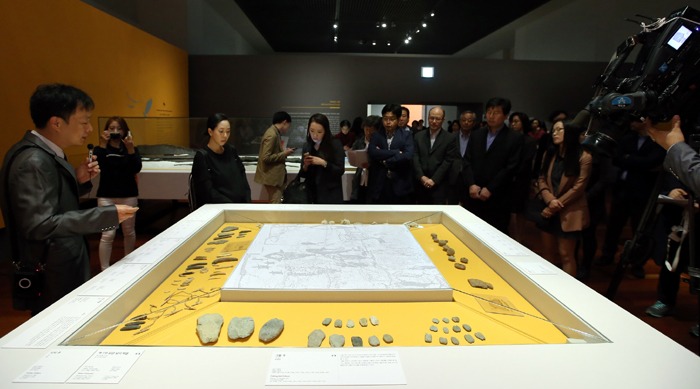 서울 국립중앙박물관에서 20일 개막한 특별전시 ‘신석기인, 새로운 환경에 적응하다’에는 흙으로 빗은 토기를 비롯해 벌목에 사용된 돌도끼, 돌낚시축 등 신석기시대 유물 들이 전시되어 있다. 토기에는 기하학적인 문양, 동식물 모양 등 다양한 무늬가 새겨져 있다.2