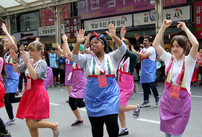 대구 중구 서문시장에서는 해바라기씨가 들어있는 호떡을 비롯해, 튀김만두, 오뎅 등 다양한 음식들이 방문객들의 군침 돌게 만든다.