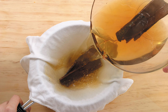 냄비에 물을 넣고 통계피를 한 시간 정도 끓인 뒤 면보에 거른다. 생강과 통계피를 같이 끓이는 방법도 있으나, 각각 끓여 걸러서 혼합해야 각각의 향과 맛을 살릴 수 있다.