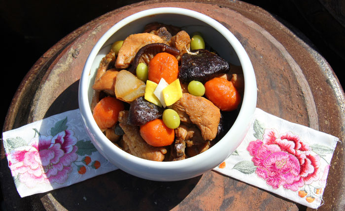 닭찜은 닭을 먹기 좋은 크기로 잘라 양파, 당근, 표고버섯 등의 채소를 넣고 양념하여 찐 음식이다. 허약한 체력과 양기를 보호하여 냉기를 다스리는 효과가 있으며 햇닭이 살이 오르는 가을에 특히 좋다.