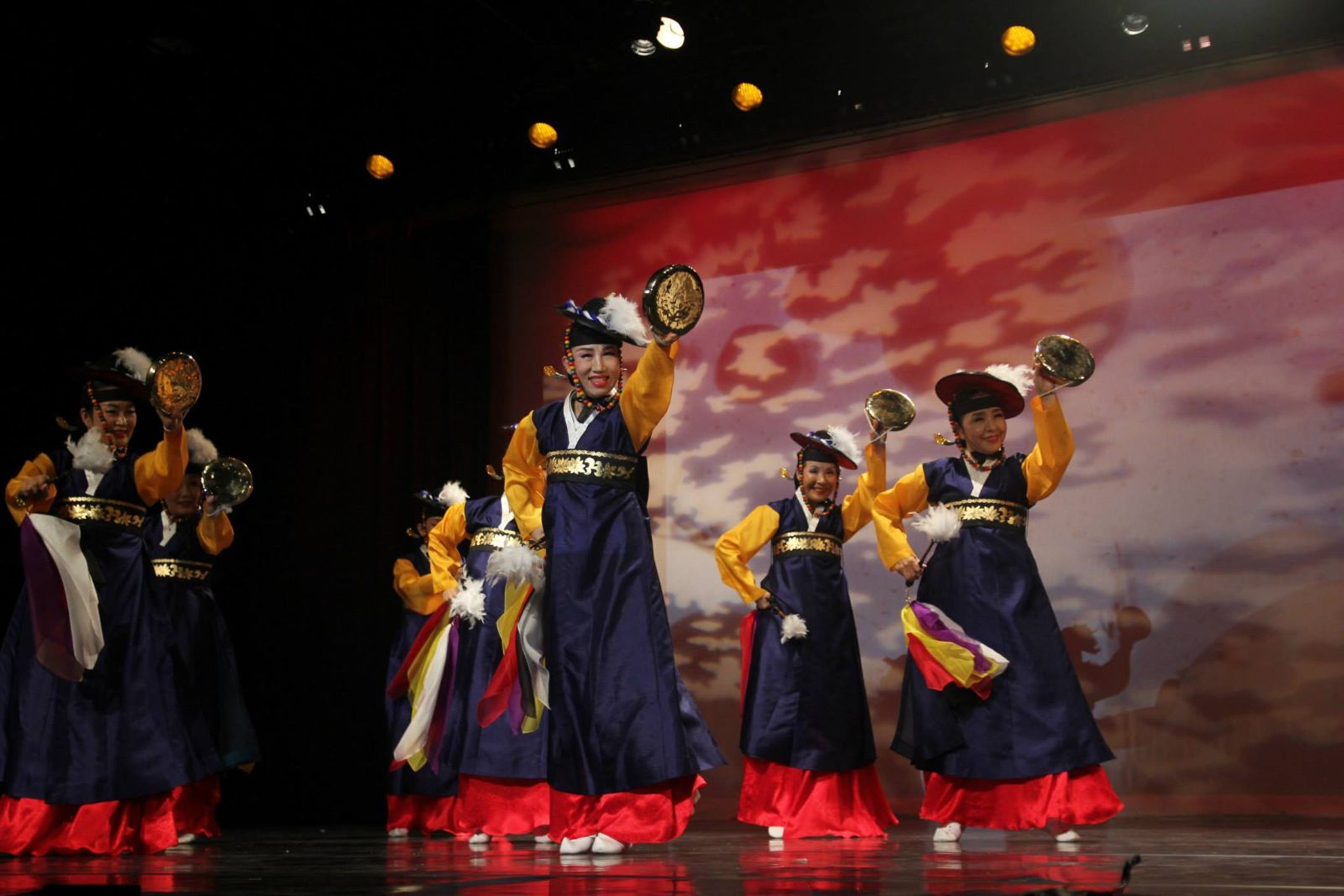 진쇠춤을 추는 명인들의 모습