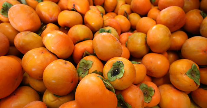 동아시아에서 가을 겨울 즐겨 먹는 감. 납작하고 둥글고 단단한 단감은 껍질을 깎아 과육을 먹고, 길쭉한 하트 모양의 떫은 감은 완전히 물러질 때까지 익혔다가 푸딩처럼 숟가락으로 떠 먹는다.