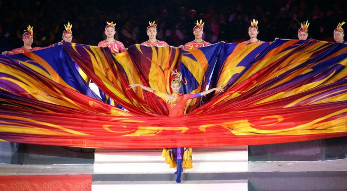 11일 ‘2015 경북문경 세계군인체육대회’폐막식에서 다음 대회 개최지인 중국 우한의 문화공연이 펼쳐지고 있다.
