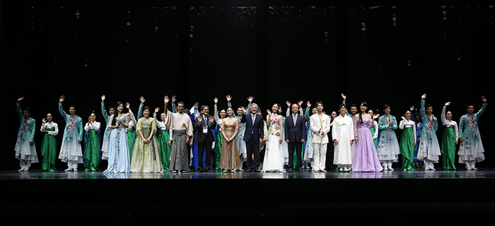 김종덕 문화체육관광부 장관, 딩웨이(丁偉) 중국 문화부 부부장, 미야타 료헤이(宮田亮平) 일본 문화청 장관이 27일 ‘2016 한중일예술제’ 출연진들과 함께 관람객들에게 감사의 인사를 드리고 있다.