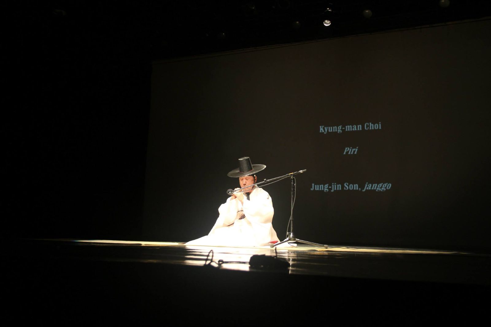 최경만 피리 명인의 피리 메나리 연주 장면.