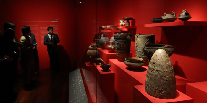 서울 국립중앙박물관에서 20일 개막한 특별전시 ‘신석기인, 새로운 환경에 적응하다’에는 흙으로 빗은 토기를 비롯해 벌목에 사용된 돌도끼, 돌낚시축 등 신석기시대 유물 들이 전시되어 있다. 토기에는 기하학적인 문양, 동식물 모양 등 다양한 무늬가 새겨져 있다.