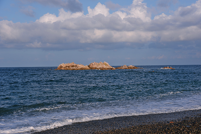 신라 30대왕 문무왕의 수중릉 대왕암. 신라 통일을 완수한 문무왕은 죽어서도 국가를 지키겠다는 의지로 자신의 유해를 동해에 묻어 용이 되어 국가를 지키겠다는 유언을 남겼다.