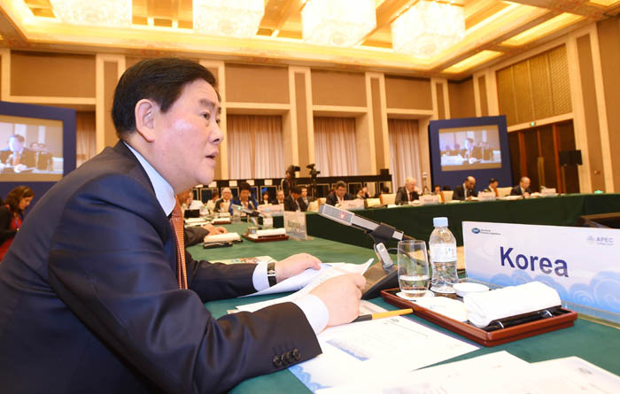  ‘제21차 아시아태평양경제협력체(APEC) 재무장관 회의’에 참석한 최경환 기획재정부 장관이 발표하고 있다.