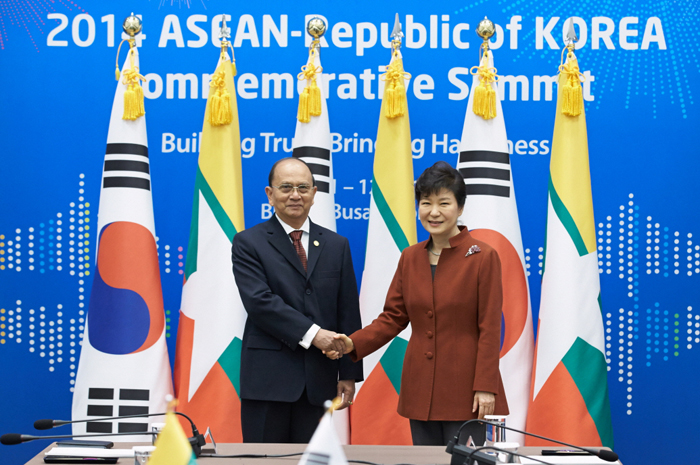 박근혜 대통령(오른쪽)과 떼인 세인(U Thein Sein) 미얀마 대통령과 정상회담에 앞서 악수를 하고 있다.