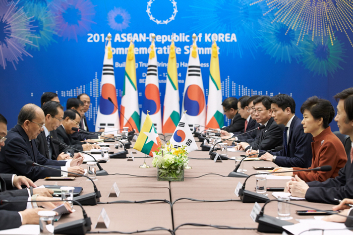 박근혜 대통령(오른쪽)과 떼인 세인(U Thein Sein) 미얀마 대통령과 정상회담에서 새마을 운동, 한반도 정세 등 양국 현안에 대해 논의했다.
