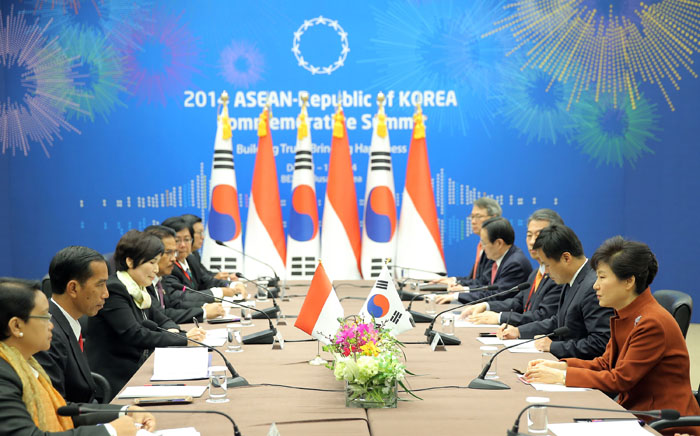 박근혜 대통령(오른쪽)과 조코 위도도(Joko Widodo) 인도네시아 대통령과 정상회담을 갖고 CEPA 협상 등 양국 협력방안을 논의했다.