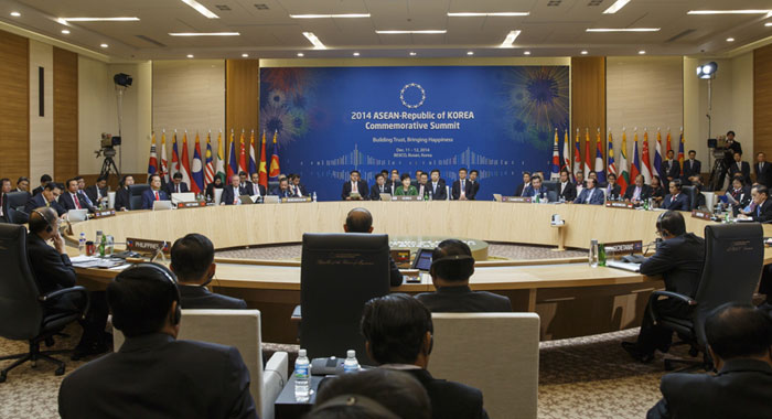  12일 한-아세안 특별정상회의 1세션에서 모두 발언하는 박근혜 대통령