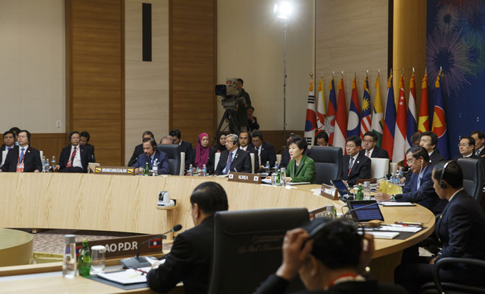  12일 한-아세안 특별정상회의 1세션에서 모두 발언하는 박근혜 대통령