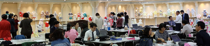 21일 강남구 역삼동 아가방 본사에서 2015년 봄, 여름제품 품평회 참석자들이 제품을 살펴보고 있다.