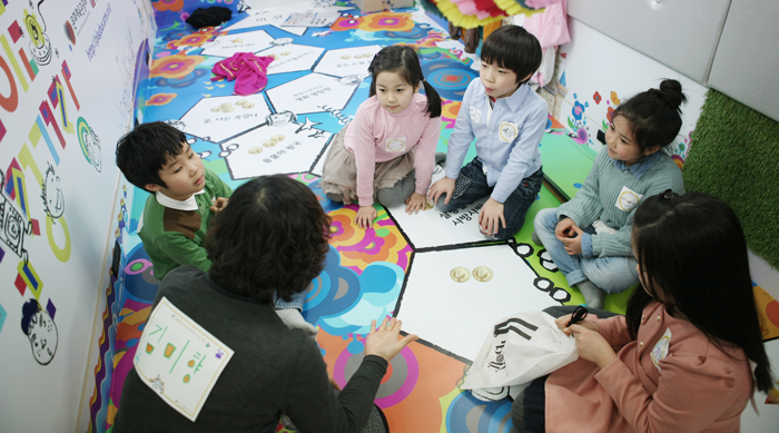 ‘움직이는 예술정거장’에서 진행된 문화예술교육 프로그램에서 예술강사가 아이들과 이야기를 나누고 있다. (사진제공: 문화체육관광부) 