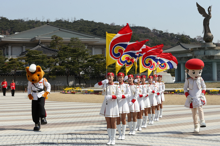 국방부 근무지원단 의장대대 여군의장대가 13일 청와대 앞 분수광장에서 의장 행사를 펼치고 있다. 전한 기자