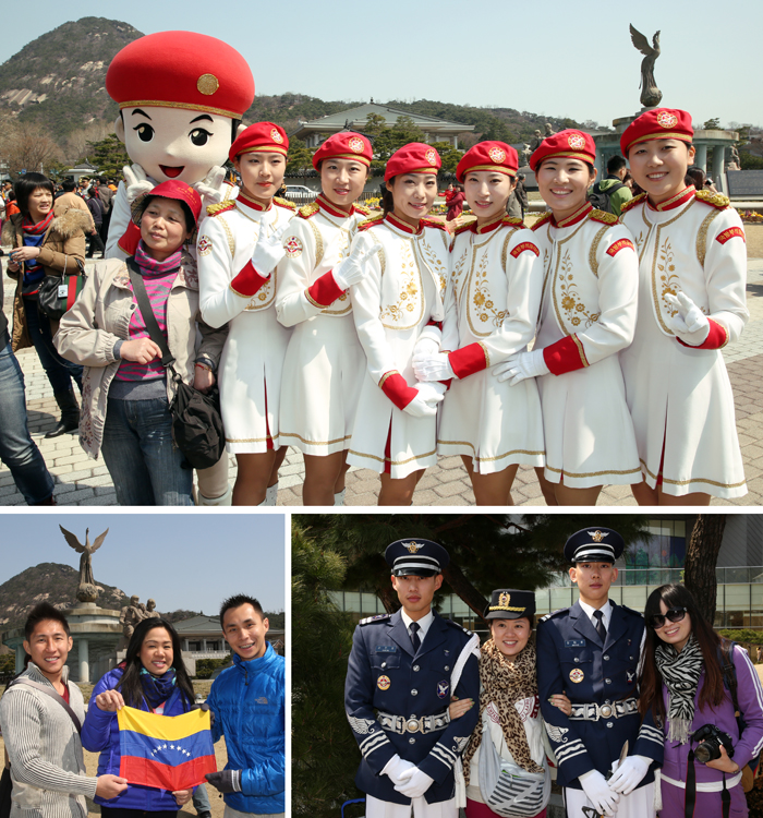 13일 청와대 앞 분수광장을 찾은 관광객들이 국방부 의장대대와 포토타임을 갖으며 환하게 웃고 있다. 전한 기자