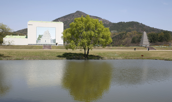 백제역사유적지구의 세계유산 등재를 대내외에 알리고 전 국민과 그 기쁨을 함께 나누고 있다.3