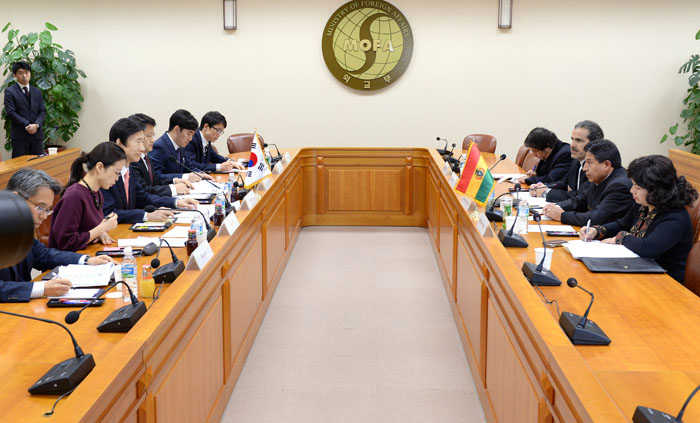 윤병세 장관과 다비드 초께우앙까 볼리비아 외교장관은 인적자원의 교류와 훈련, 기술협력 등에서 한 협력을 확대해 나가기로 했다.