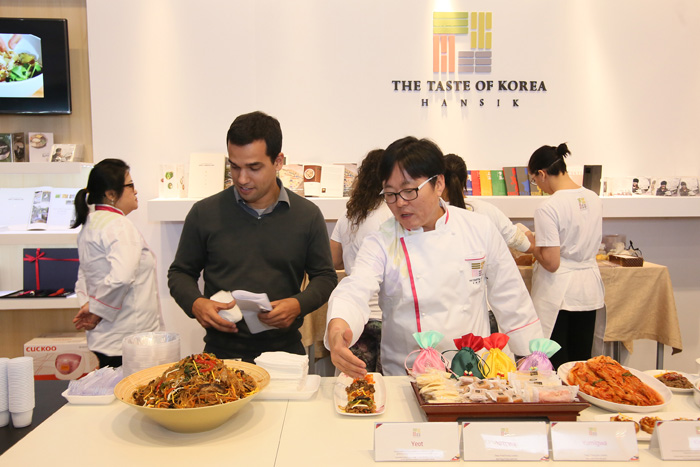  한국의 맛을 선보인 '한식, 브라질을 만나다!' 시식회에는 한식을 맛보려는 많은 인파가 몰렸다. (사진: 한국콘텐츠진흥원)