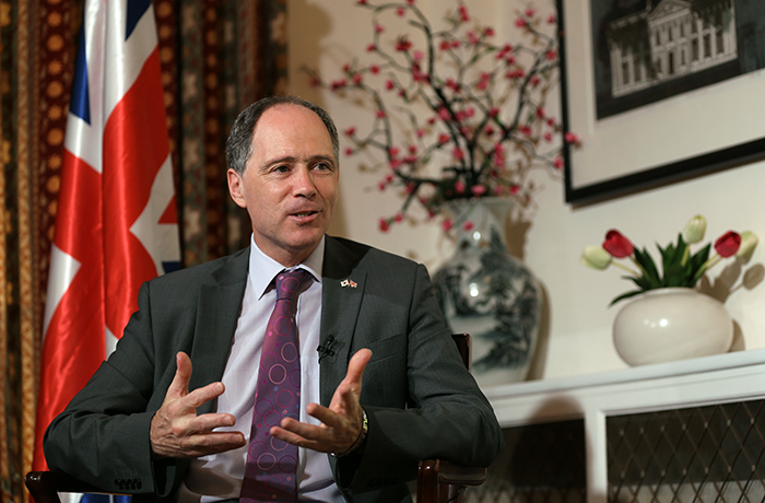 스콧 와이트먼 주한 영국대사가 서울 덕수궁 근처에 있는 대사관저에서 인터뷰를 하고 있다. 