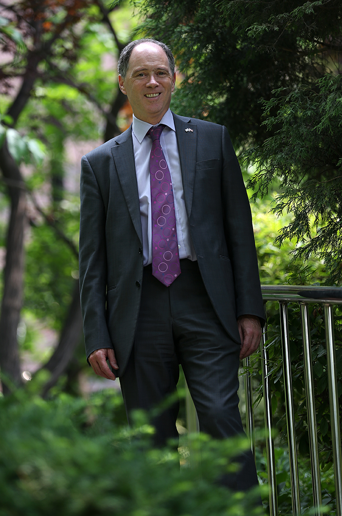 스콧 와이트먼 주한 영국대사가 대사관저 내의 정원에 서 있다. .