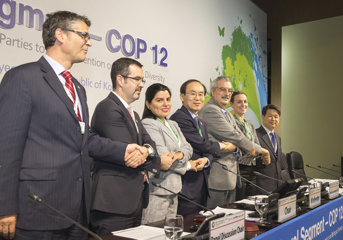  16일 생물다양성협약 총회 고위급회의 폐막식에서 참석자들이 기념촬영하고 있다.