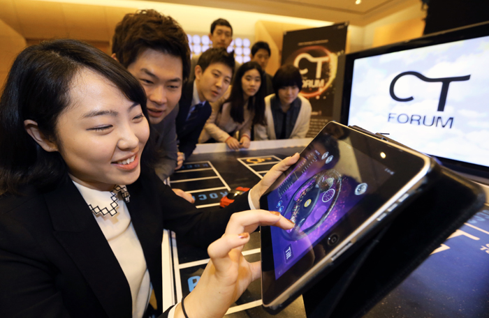 16일 코엑스에서 열린 CT포럼 참석자들이 ‘CT포럼 2013 미디어아트 전’에서 스마트폰 기반의 드라이브 인 씨어터(Drive in Theater)’를 시연하고 있다. 전한 기자