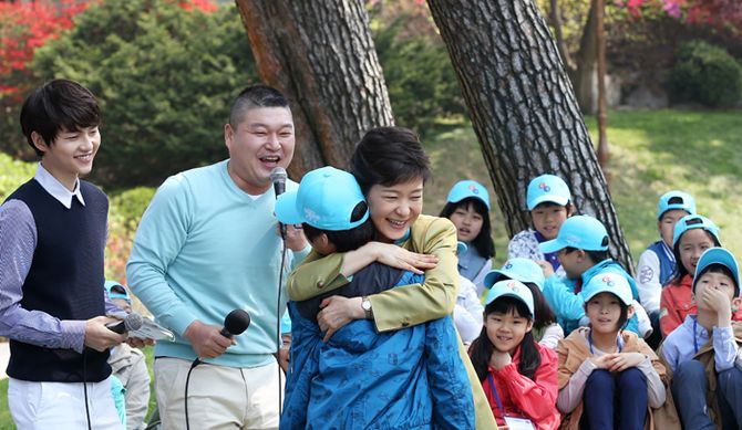 어린이날 청와대 초청행사가 열린 5일 박근혜 대통령이 김남수 어린이를 꼭 끌어 안아주며 격려해 주고 있다. 전한 기자