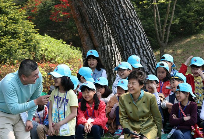 수색초등학교의 박은수 어린이가 5일 청와대 녹지원에서 열린 어린이날 청와대 초청행사에서 박근혜 대통령에게 자신의 꿈에 대해 이야기 하고 있다. 전한 기자