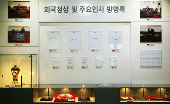  청와대 사랑채 기획전시 ‘세계에서 온 정성과 배려’에서는 역대 대통령의 정상외교 과정에서 교환한 각국 정상 및 주요 인사의 선물, 사진, 방명록 등 정상외교 기록물을 만나볼 수 있다.