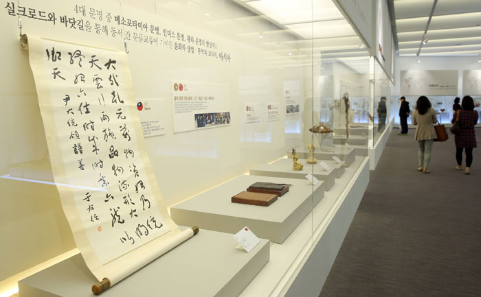  청와대 사랑채 기획전시 ‘세계에서 온 정성과 배려’ 전시실 모습. 사진 왼쪽은 윤보선 대통령이 대만 언론인 위유런(Yu You Ren)으로부터 기증받은 족자.