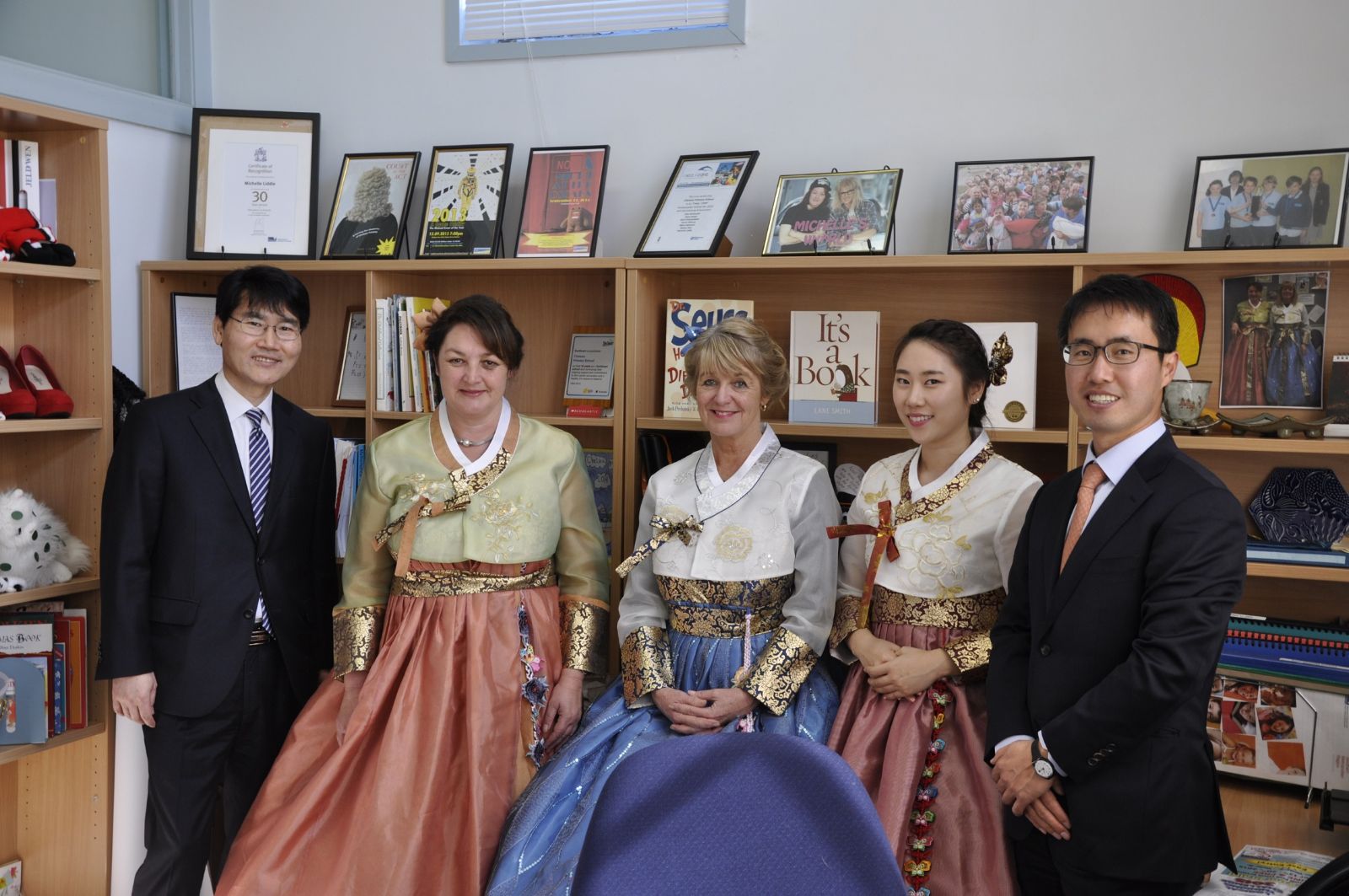 Chelsea 초등학교 간담회 (왼쪽부터 조홍주 주멜번 총영사, Chelsea 초등학교 교장, 교감, 한국어 교사, 안신영 한국문화원장)