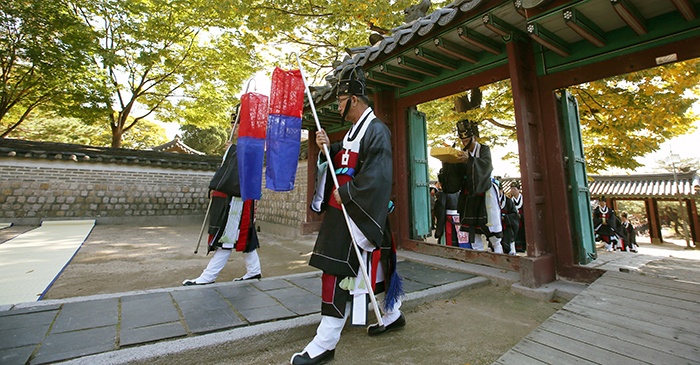 27일 조선시대 일곱 비빈들의 제사를 위해 제관들이 대빈궁 경우궁 경역으로 들어서고 있다.