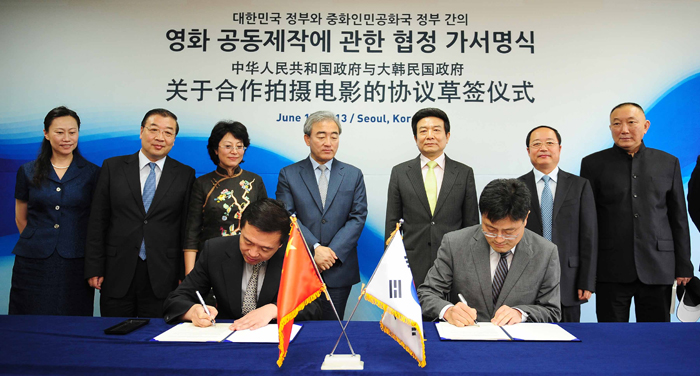 유진룡 문화체육관광부 장관과 차이푸차오 중국 신문출판광전총국장(장관)이 한-중 영화공동제작협정 가서명식을 지켜보고 있다. (사진 문화체육관광부)