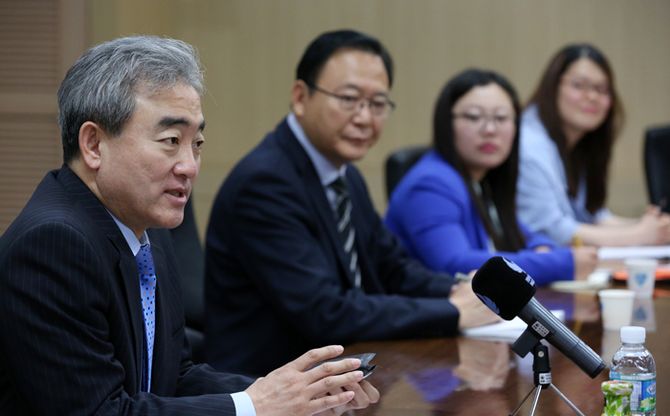 문화체육관광부 유진룡 장관(오른쪽 첫번째)이 2일 방한한 중국기자단과의 인터뷰 자리에서 한•중 우호 및 문화교류에 대해 이야기 하고 있다. 전한 기자