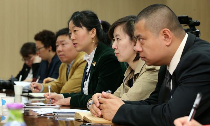 2일 문화체육관광부를 찾은 중국 기자단이 유진룡 장관의 답변에 귀를 기울이고 있다. 전한 기자
