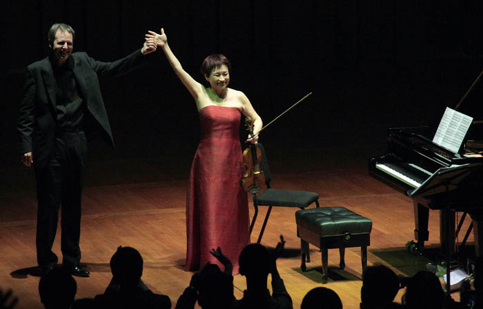 지난 18일 베이징 국가대극원에서 열린 중국 순회연주 첫 무대에서 바이올리니스트 정경화(오른쪽)가 연주를 마친 후 협연자로 나선 피아니스트 케빈 케너(Kevin Kenner)와 함께 청중에게 인사하고 있다. (사진제공: CMI)