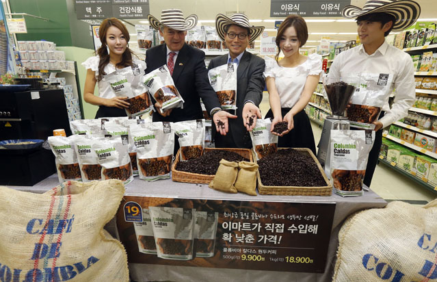 이마트 용산점에서 2012년 10월 콜롬비아 칼다스(Colombia Caldas) 원두커피 소개행사를 진행하고 있다. (사진: 연합뉴스)
