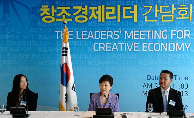 박근혜 대통령(가운데)이 9일(현지시간) 로스앤제레스 게티 박물관에서 열린 창조경제리더들과의 간담회에서 의견을 나누고 있다. (사진: 청와대)