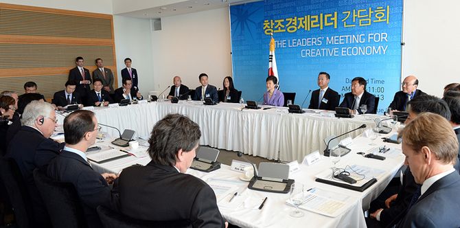 9일(현지시간) 로스앤제레스 게티 박물관에서 열린 창조경제리더 간담회에서 박근혜 대통령이 참석자들과 의견을 교환하고 있다. (사진: 청와대)