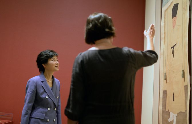 박근혜 대통령(왼쪽)이 9일(현지시간) 로스앤젤레스 게티 박물관에서 개최되고 있는 ‘Looking East’ 전(展)을 통해 전시중인 조선시대 화가 김홍도(1745-1806?)의 작품을 둘러보고 있다. (사진: 청와대)