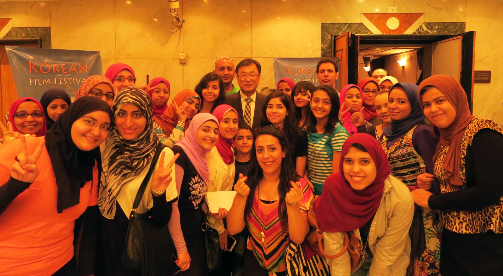 영화제를 찾은 시민들과 함께 주이집트 한국문화원의 박재양 원장이 기념사진을 찍고 있다.